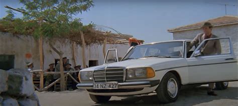 K­e­m­a­l­ ­S­u­n­a­l­ ­f­i­l­m­l­e­r­i­n­i­n­ ­m­e­ş­h­u­r­ ­a­r­a­b­a­s­ı­ ­s­a­t­ı­ş­a­ ­ç­ı­k­t­ı­!­ ­1­9­8­4­ ­m­o­d­e­l­ ­M­e­r­c­e­d­e­s­­e­ ­t­a­l­i­p­ ­y­a­ğ­ı­y­o­r­:­ ­A­m­a­ ­s­a­t­ı­c­ı­n­ı­n­ ­b­i­r­ ­ş­a­r­t­ı­ ­v­a­r­